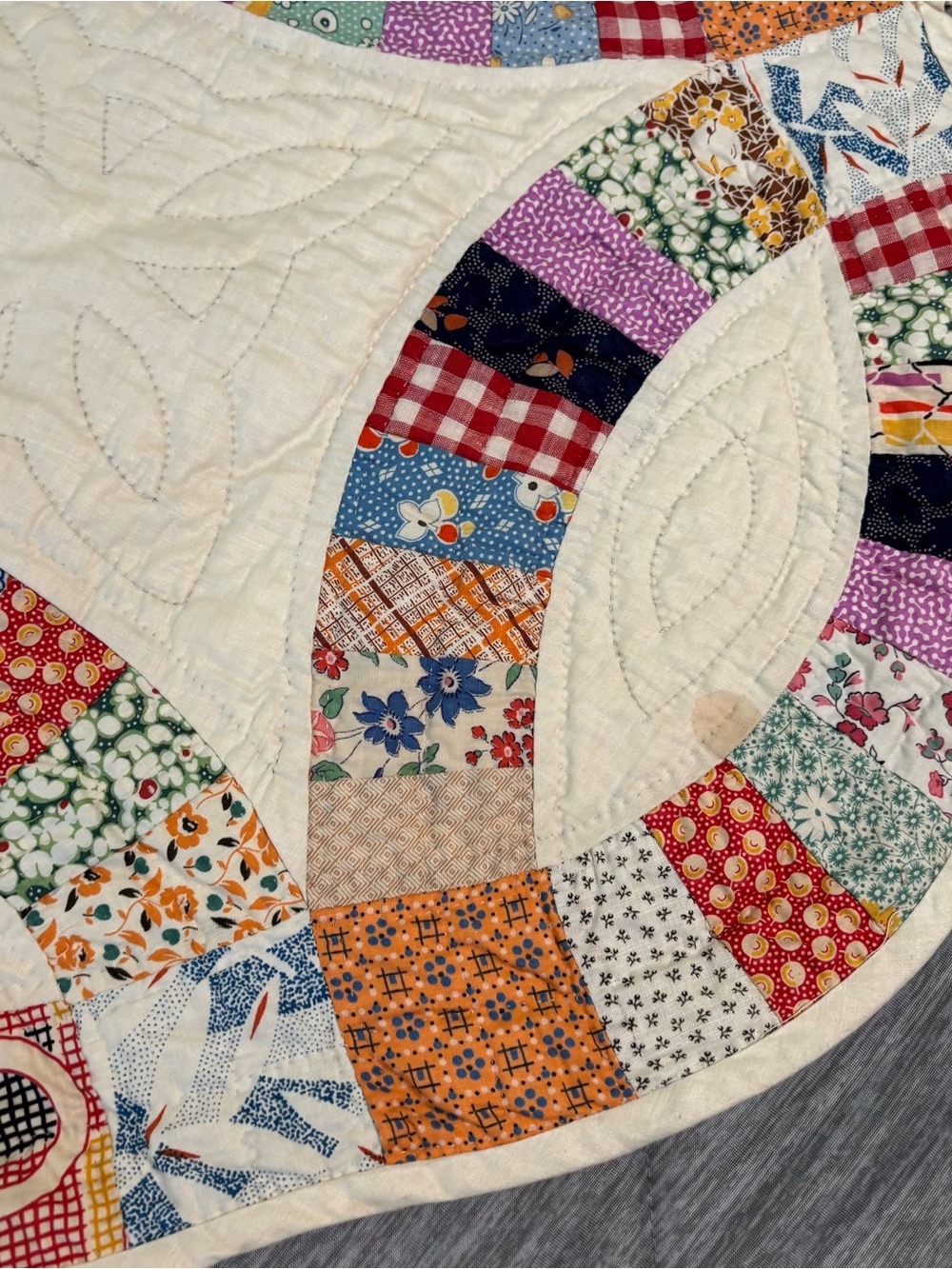 Vintage 1930s Handmade Double Wedding Ring Pattern Quilt (86" x 88") Cottagecore - Picture 10 of 16